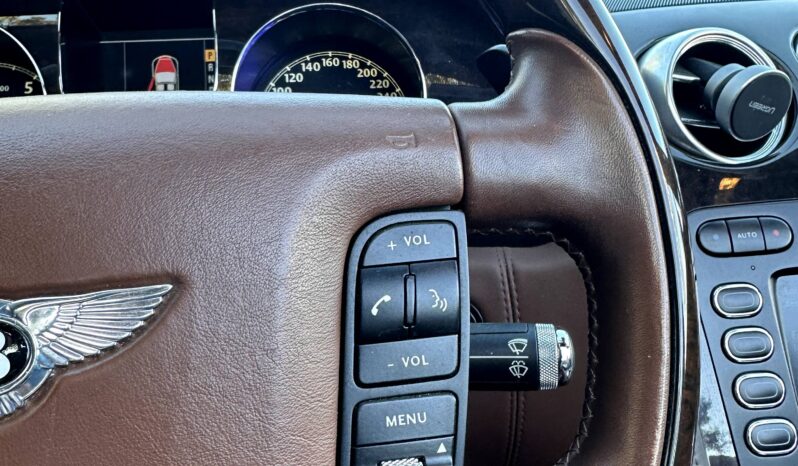 
								Bentley Continental GTC W12 6.0L 560 full									