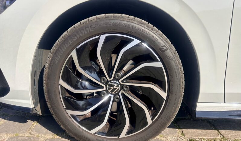 
								Volkswagen Golf 1.5 eTSI OPF 130ch R-Line DSG7 full									