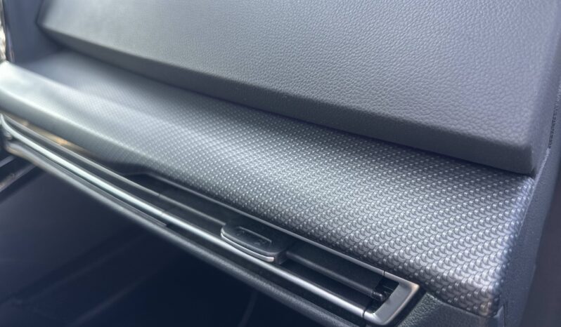 
								Volkswagen Golf 1.5 eTSI OPF 130ch R-Line DSG7 full									